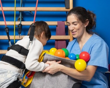 How does early intervention at Miracles For Hope improve outcomes for children with cerebral palsy?